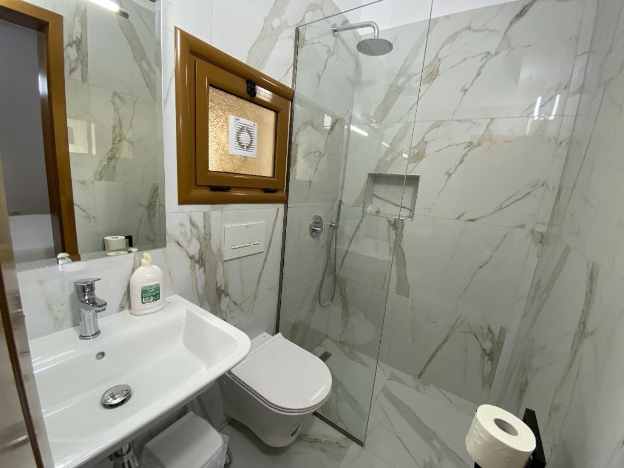 Hotel Martini Vlore Exterior photo